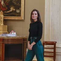 La Reina Letizia con pantalones verdes, mocasines y nuevo peinado en una audiencia en La Zarzuela