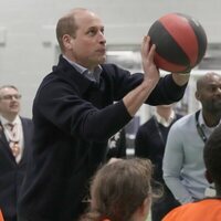 El Príncipe Guillermo jugando al baloncesto en un centro juvenil