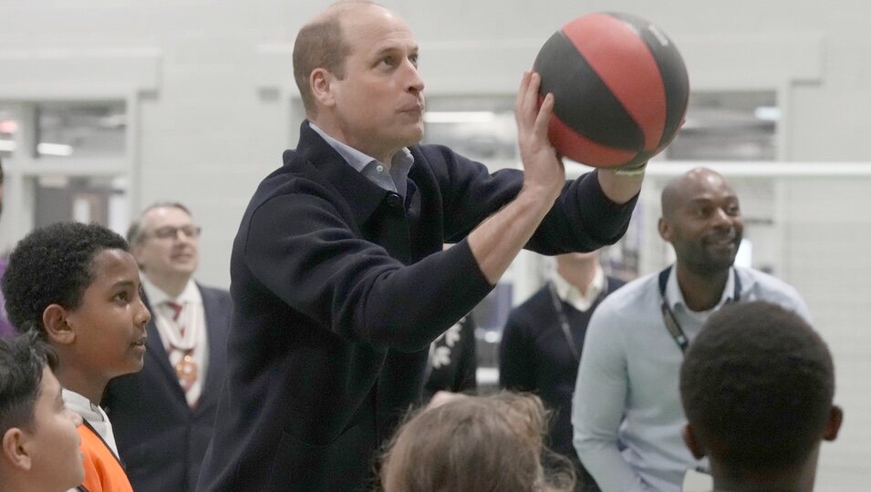 El Príncipe Guillermo jugando al baloncesto en un centro juvenil