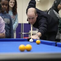 El Príncipe Guillermo jugando al billar en un centro juvenil