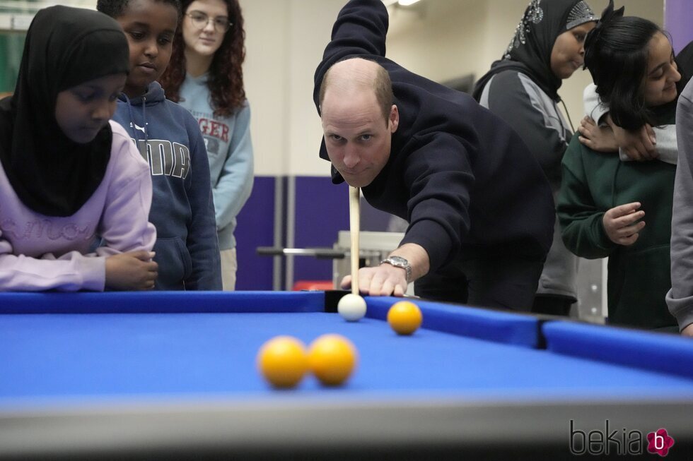 El Príncipe Guillermo jugando al billar en un centro juvenil