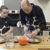 El Príncipe Guillermo decorando unas galletas en un centro juvenil en Hammersmith y Fulham