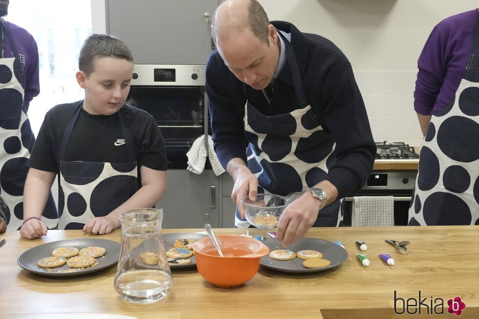 El Príncipe Guillermo decorando unas galletas en un centro juvenil en Hammersmith y Fulham