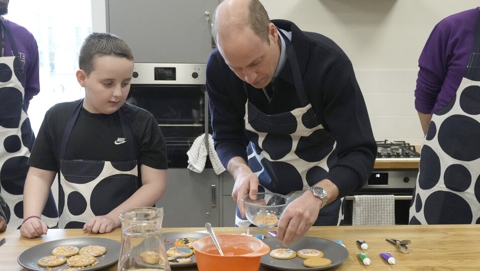 El Príncipe Guillermo decorando unas galletas en un centro juvenil en Hammersmith y Fulham