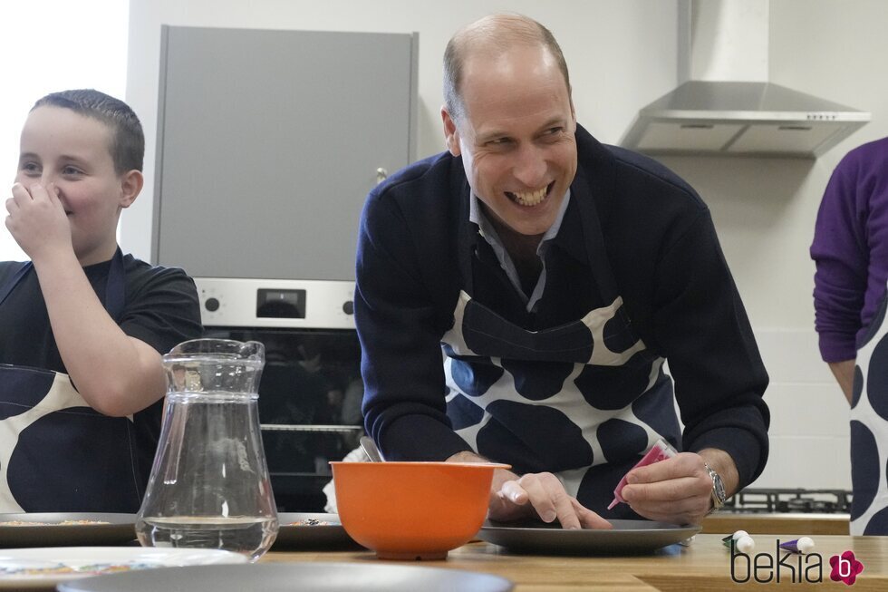 El Príncipe Guillermo, muy sonriente decorando unas galletas en un centro juvenil en Hammersmith y Fulham