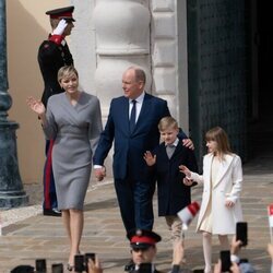 Alberto y Charlene de Mónaco y sus hijos en el 66 cumpleaños de Alberto de Mónaco