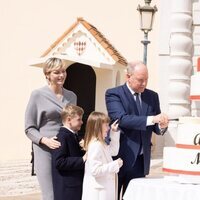 Alberto de Mónaco cortando su tarta de cumpleaños ante Charlene de Mónaco y sus hijos 