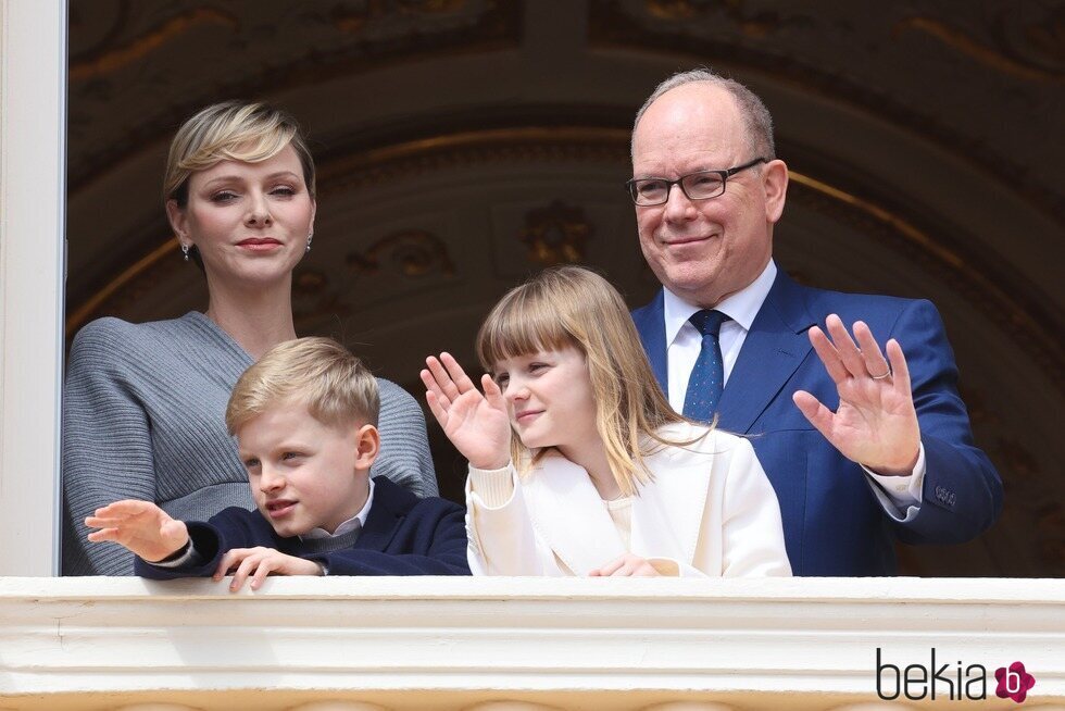 Alberto y Charlene de Mónaco y sus hijos Jacques y Gabriella en el 66 cumpleaños de Alberto de Mónaco