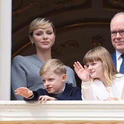 Alberto y Charlene de Mónaco y sus hijos Jacques y Gabriella en el 66 cumpleaños de Alberto de Mónaco