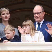 Alberto y Charlene de Mónaco y sus hijos Jacques y Gabriella en el 66 cumpleaños de Alberto de Mónaco