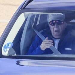 El Rey Juan Carlos, con cara de susto en el coche en Sanxenxo