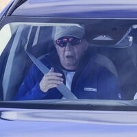 El Rey Juan Carlos, con cara de susto en el coche en Sanxenxo