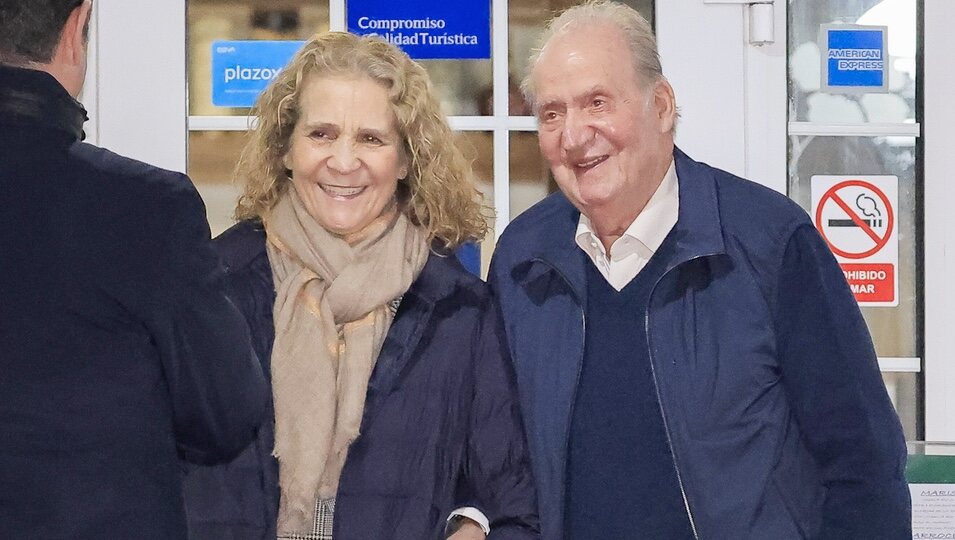 El Rey Juan Carlos y la Infanta Elena, cogidos del brazo tras una cena en Cambados