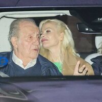 El Rey Juan Carlos, Cristina Franze y la Infanta Elena en el coche tras una cena en Cambados