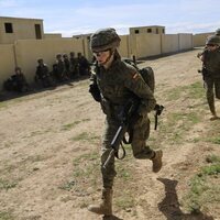 La Princesa Leonor con uniforme militar y fusil en el Campo de Maniobras San Gregorio de la Academia de Zaragoza