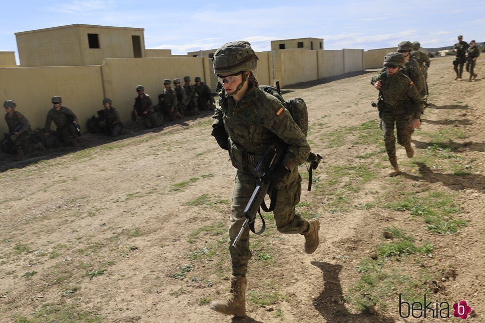 La Princesa Leonor con uniforme militar y fusil en el Campo de Maniobras San Gregorio de la Academia de Zaragoza