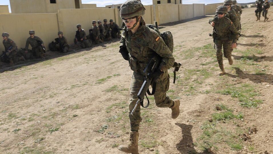 La Princesa Leonor con uniforme militar y fusil en el Campo de Maniobras San Gregorio de la Academia de Zaragoza