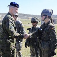 El Rey Felipe VI y Princesa Leonor se dan la mano en el Campo de Maniobras San Gregorio de la Academia de Zaragoza