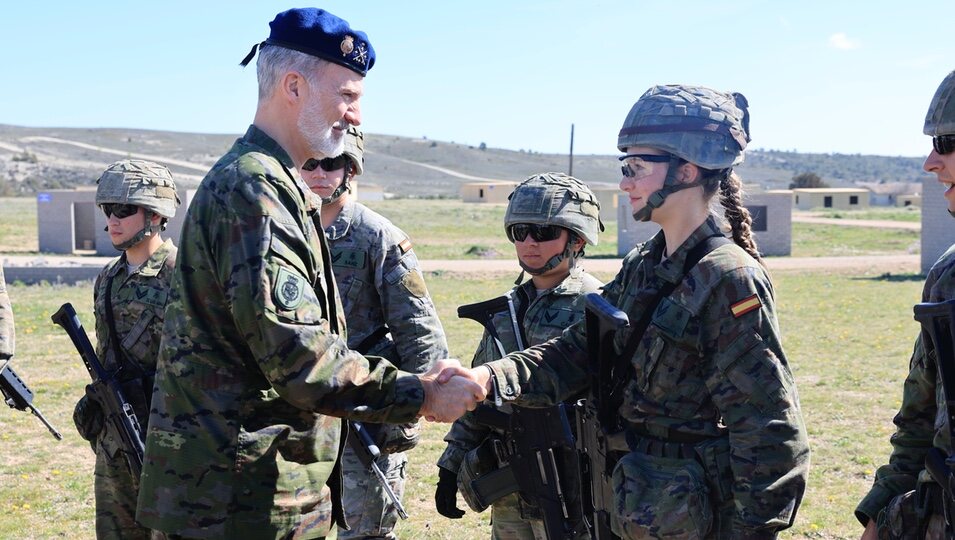 El Rey Felipe VI y Princesa Leonor se dan la mano en el Campo de Maniobras San Gregorio de la Academia de Zaragoza