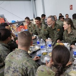 El Rey Felipe VI con la Princesa Leonor y otros cadetes durante su almuerzo en la Academia de Zaragoza