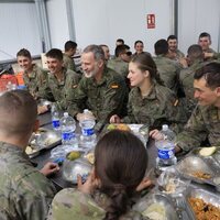 El Rey Felipe VI con la Princesa Leonor y otros cadetes durante su almuerzo en la Academia de Zaragoza