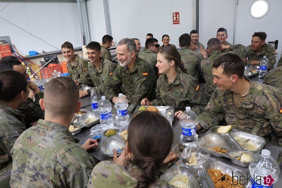 El Rey Felipe VI con la Princesa Leonor y otros cadetes durante su almuerzo en la Academia de Zaragoza