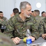 El Rey Felipe VI y la Princesa Leonor hablando durante la visita del Rey a la Academia de Zaragoza