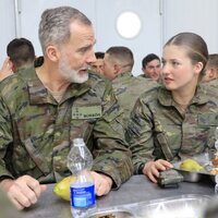 El Rey Felipe VI y la Princesa Leonor hablando durante la visita del Rey a la Academia de Zaragoza