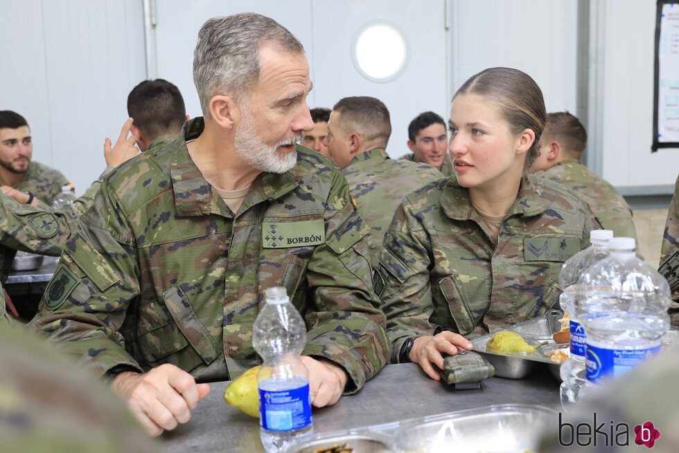 El Rey Felipe VI y la Princesa Leonor hablando durante la visita del Rey a la Academia de Zaragoza