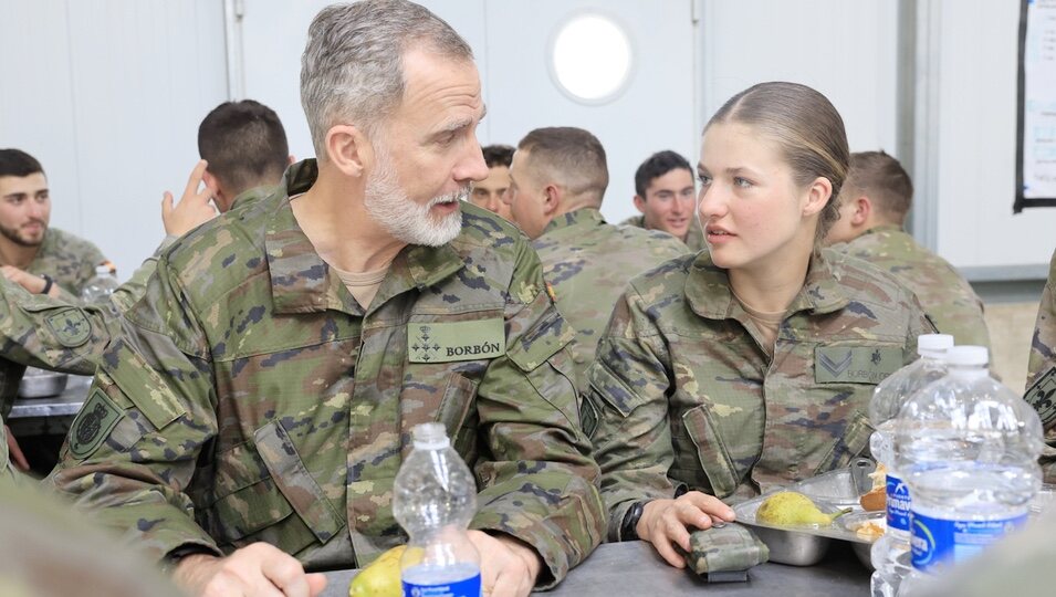 El Rey Felipe VI y la Princesa Leonor hablando durante la visita del Rey a la Academia de Zaragoza