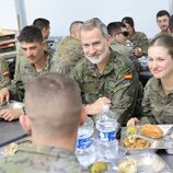 El Rey Felipe VI y la Princesa Leonor en el almuerzo en el Campo de Maniobras San Gregorio de la Academia de Zaragoza