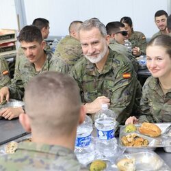 El Rey Felipe VI y la Princesa Leonor en el almuerzo en el Campo de Maniobras San Gregorio de la Academia de Zaragoza