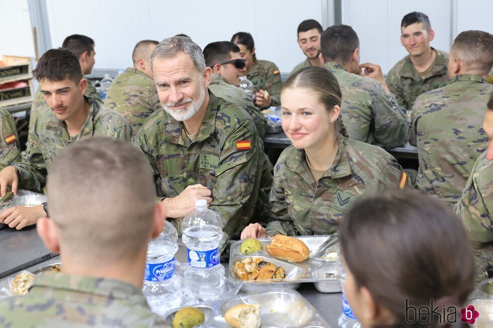 El Rey Felipe VI y la Princesa Leonor en el almuerzo en el Campo de Maniobras San Gregorio de la Academia de Zaragoza