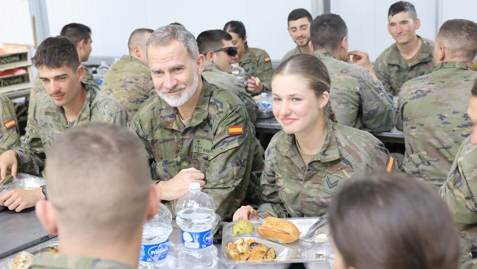 El Rey Felipe VI y la Princesa Leonor en el almuerzo en el Campo de Maniobras San Gregorio de la Academia de Zaragoza