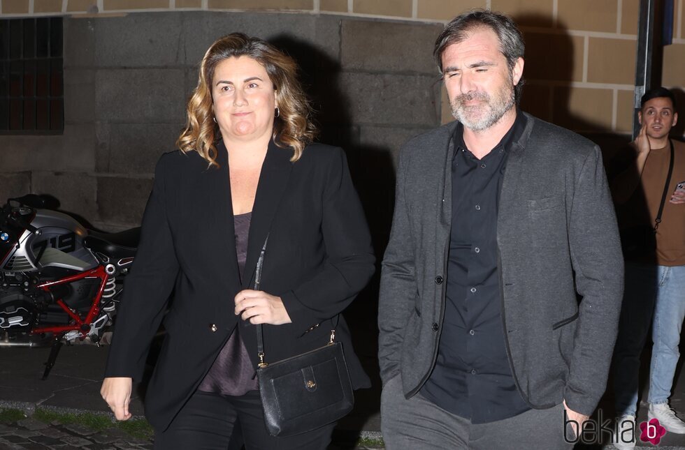 Carlota Corredera y su marido en el funeral de la madre de Joaquín Torres