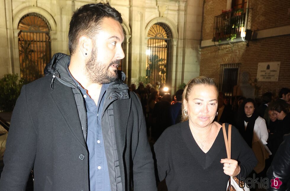 Belén Esteban y Miguel Marcos en el funeral de la madre de Joaquín Torres