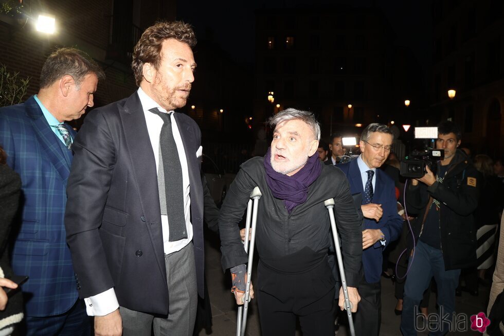 Raúl Prieto y Joaquín Torres charlan en el funeral de la madre del arquitecto