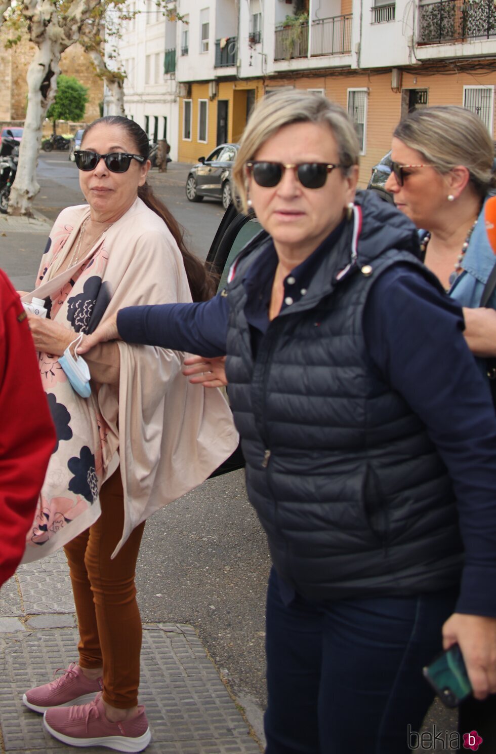 Isabel Pantoja con su amiga Mariló en Cádiz