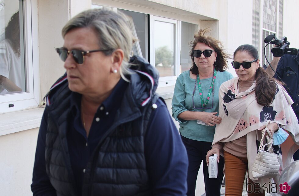 Isabel Pantoja con su amiga Mariló paseando por Cádiz