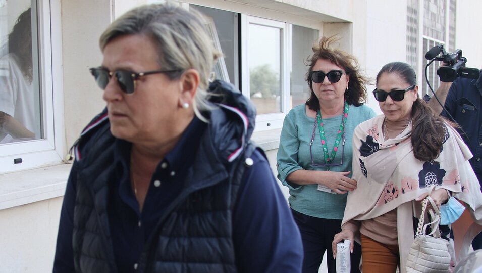 Isabel Pantoja con su amiga Mariló paseando por Cádiz