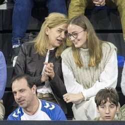 La complicidad de la Infanta Cristina y Johanna Zott en un partido de Pablo Urdangarin