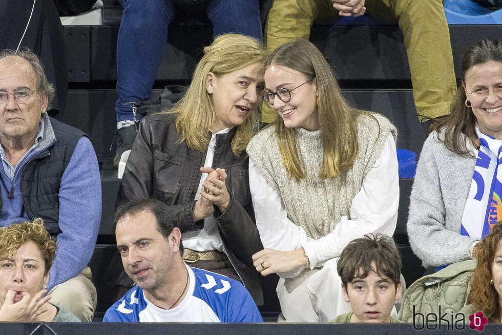 La complicidad de la Infanta Cristina y Johanna Zott en un partido de Pablo Urdangarin