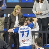 Johanna Zott y Pablo Urdangarin se abrazan ante la atenta mirada de la Infanta Cristina