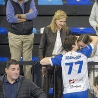 Johanna Zott y Pablo Urdangarin se abrazan ante la atenta mirada de la Infanta Cristina