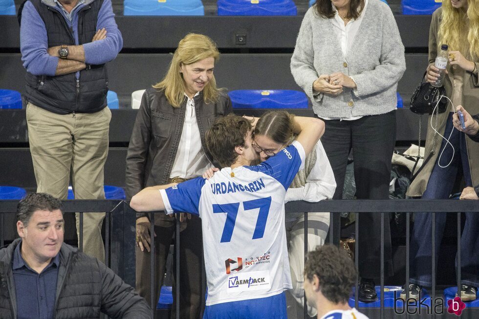 Johanna Zott y Pablo Urdangarin se abrazan ante la atenta mirada de la Infanta Cristina