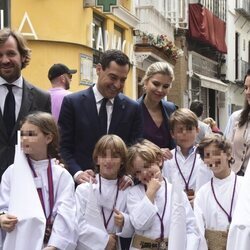 Rosauro Varo, Amaia Salamanca, sus hijos y el Presidente de la Junta de Andalucía Juanma Moreno Bonilla