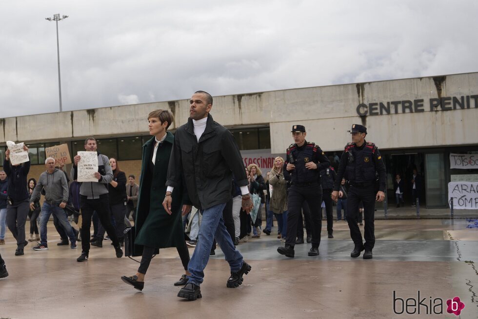 Dani Alves saliendo en libertad provisional bajo fianza de la cárcel de Brians 2