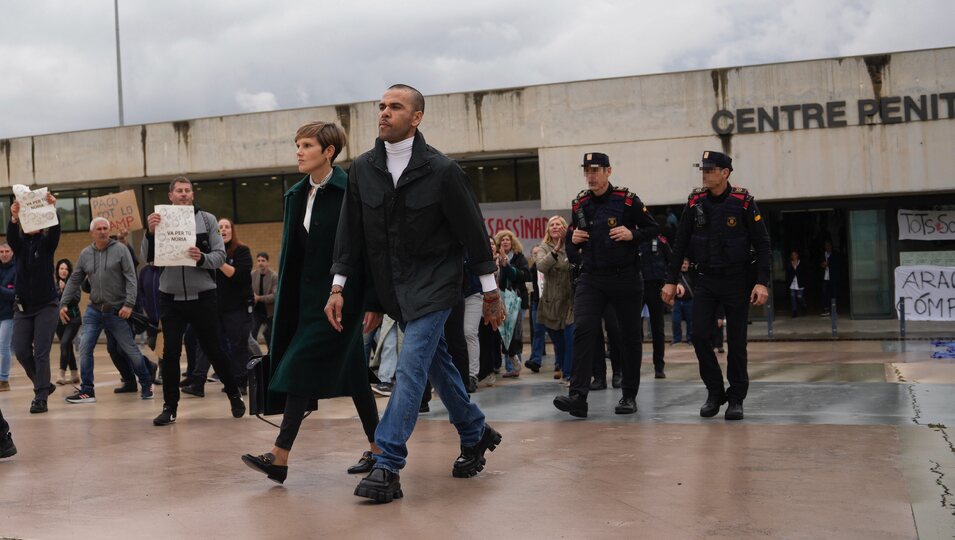 Dani Alves saliendo en libertad provisional bajo fianza de la cárcel de Brians 2