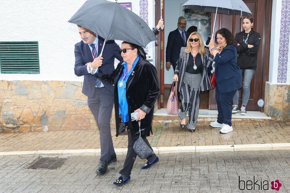 María del Monte e Inmaculada Casal visitando la Hermandad del Cautivo