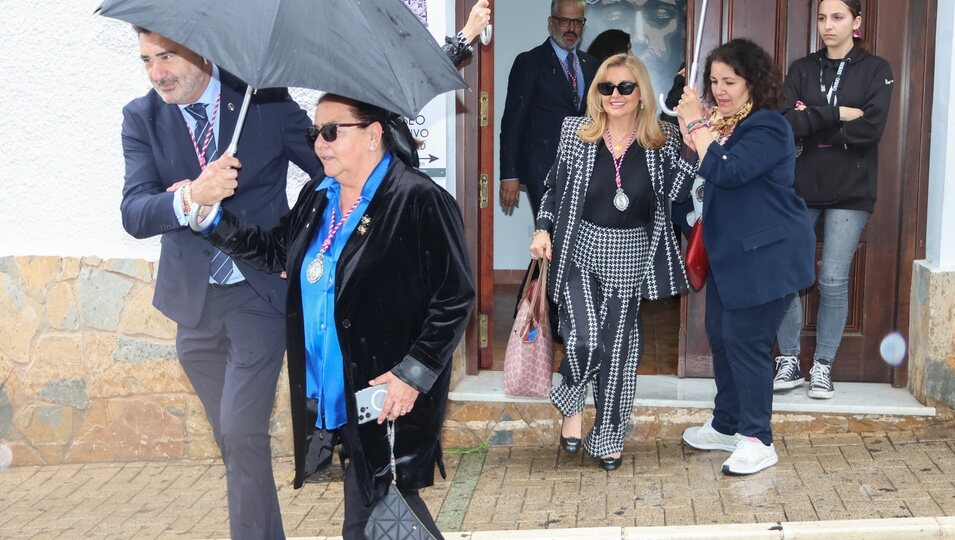 María del Monte e Inmaculada Casal visitando la Hermandad del Cautivo